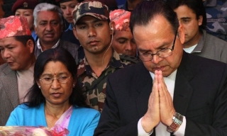 Vợ của cựu thủ tướng Nepal chết bỏng vì nhà bị phóng hỏa